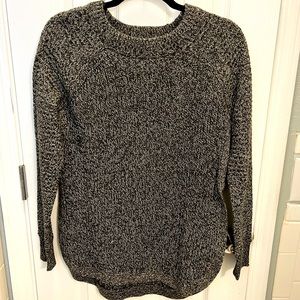 Crew neck sweater with side slit